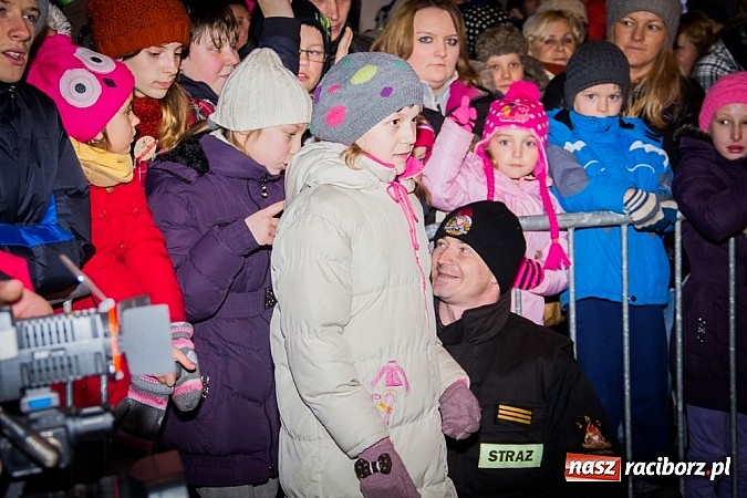 Zdjęcie w galerii na portalu naszraciborz.pl: Mikołaj ze strażakami na raciborskim rynku wiadomości z regionu