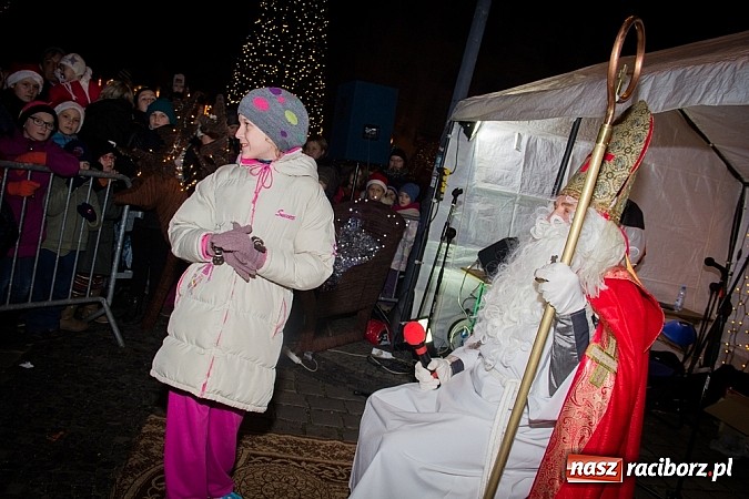 Zdjęcie w galerii na portalu naszraciborz.pl: Mikołaj ze strażakami na raciborskim rynku wiadomości z regionu