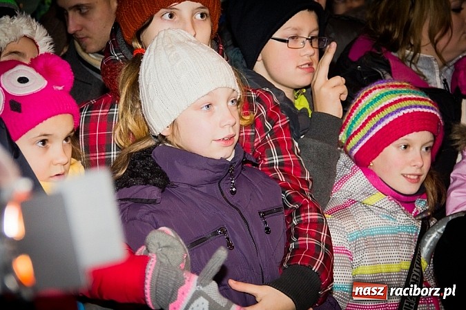 Zdjęcie w galerii na portalu naszraciborz.pl: Mikołaj ze strażakami na raciborskim rynku wiadomości z regionu