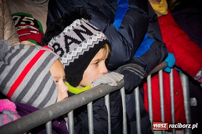 Zdjęcie w galerii na portalu naszraciborz.pl: Mikołaj ze strażakami na raciborskim rynku wiadomości z regionu