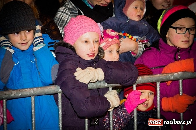 Zdjęcie w galerii na portalu naszraciborz.pl: Mikołaj ze strażakami na raciborskim rynku wiadomości z regionu