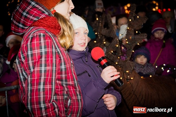 Zdjęcie w galerii na portalu naszraciborz.pl: Mikołaj ze strażakami na raciborskim rynku wiadomości z regionu