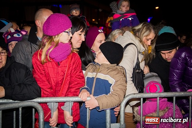 Zdjęcie w galerii na portalu naszraciborz.pl: Mikołaj ze strażakami na raciborskim rynku wiadomości z regionu
