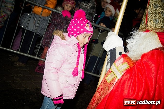 Zdjęcie w galerii na portalu naszraciborz.pl: Mikołaj ze strażakami na raciborskim rynku wiadomości z regionu