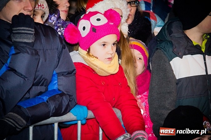 Zdjęcie w galerii na portalu naszraciborz.pl: Mikołaj ze strażakami na raciborskim rynku wiadomości z regionu
