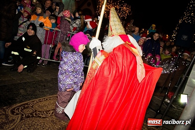 Zdjęcie w galerii na portalu naszraciborz.pl: Mikołaj ze strażakami na raciborskim rynku wiadomości z regionu