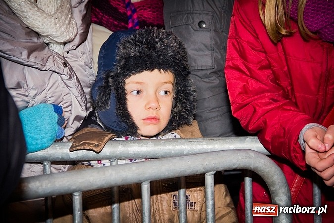 Zdjęcie w galerii na portalu naszraciborz.pl: Mikołaj ze strażakami na raciborskim rynku wiadomości z regionu