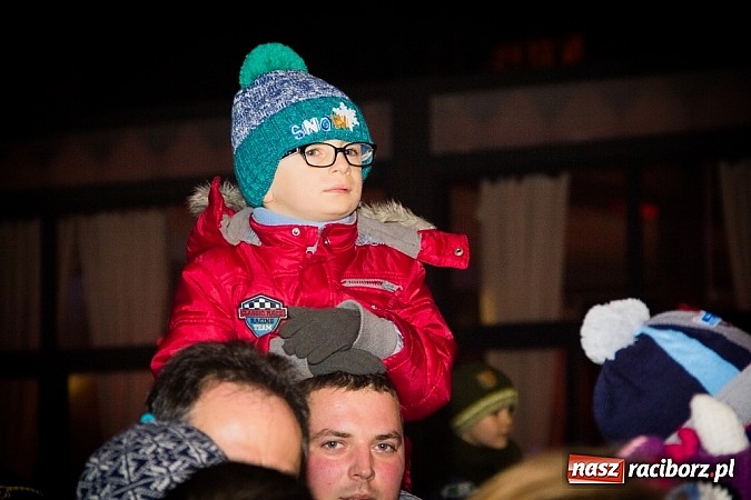 Zdjęcie w galerii na portalu naszraciborz.pl: Mikołaj ze strażakami na raciborskim rynku wiadomości z regionu