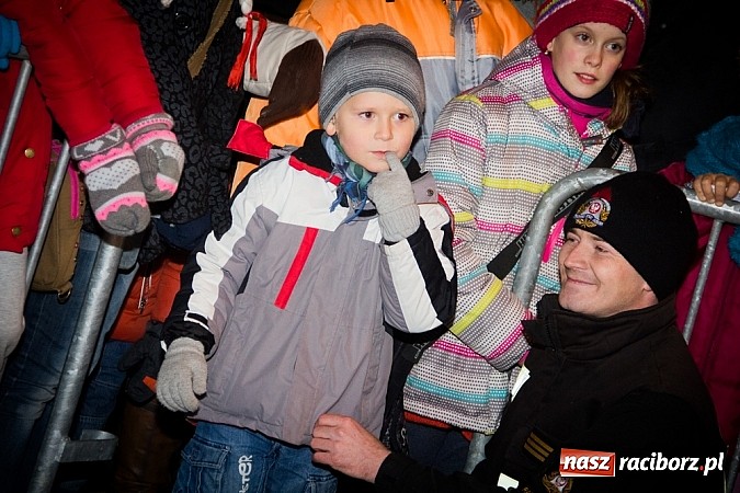 Zdjęcie w galerii na portalu naszraciborz.pl: Mikołaj ze strażakami na raciborskim rynku wiadomości z regionu