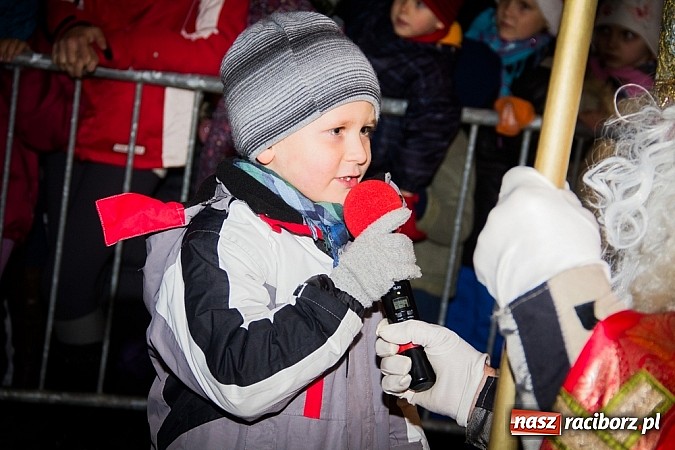 Zdjęcie w galerii na portalu naszraciborz.pl: Mikołaj ze strażakami na raciborskim rynku wiadomości z regionu