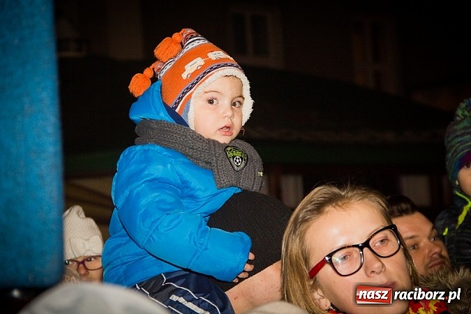 Zdjęcie w galerii na portalu naszraciborz.pl: Mikołaj ze strażakami na raciborskim rynku wiadomości z regionu