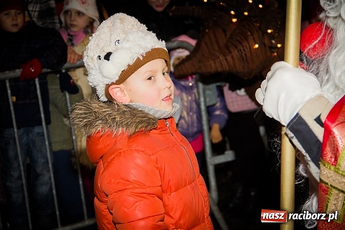 Zdjęcie w galerii na portalu naszraciborz.pl: Mikołaj ze strażakami na raciborskim rynku wiadomości z regionu
