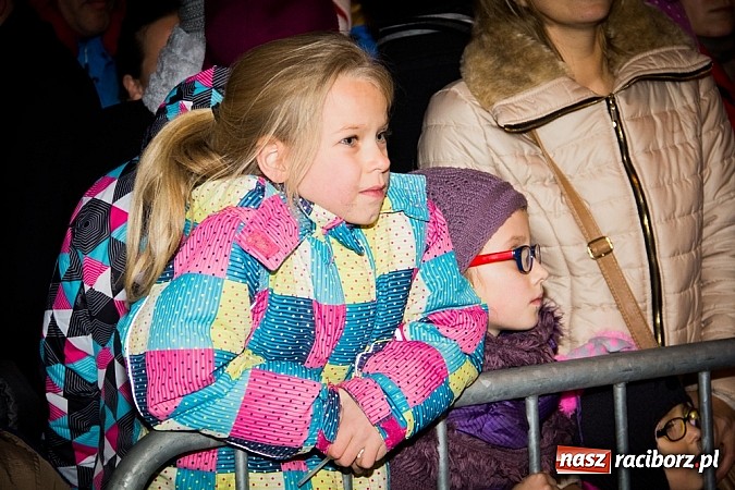 Zdjęcie w galerii na portalu naszraciborz.pl: Mikołaj ze strażakami na raciborskim rynku wiadomości z regionu