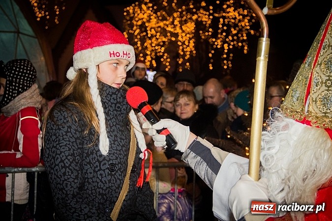 Zdjęcie w galerii na portalu naszraciborz.pl: Mikołaj ze strażakami na raciborskim rynku wiadomości z regionu