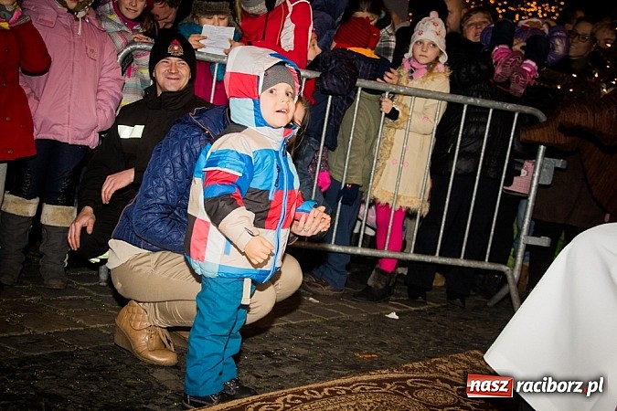 Zdjęcie w galerii na portalu naszraciborz.pl: Mikołaj ze strażakami na raciborskim rynku wiadomości z regionu