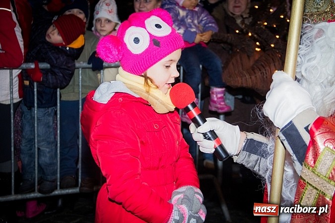 Zdjęcie w galerii na portalu naszraciborz.pl: Mikołaj ze strażakami na raciborskim rynku wiadomości z regionu