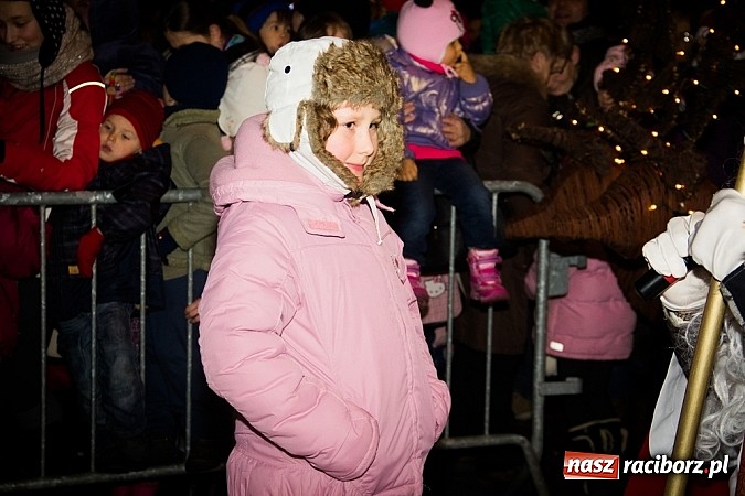 Zdjęcie w galerii na portalu naszraciborz.pl: Mikołaj ze strażakami na raciborskim rynku wiadomości z regionu