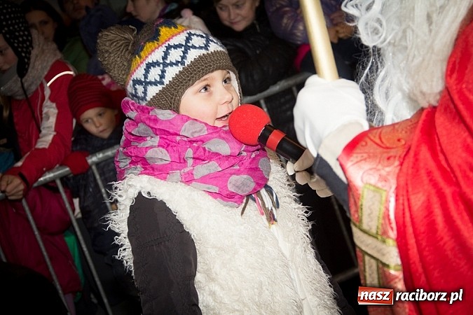 Zdjęcie w galerii na portalu naszraciborz.pl: Mikołaj ze strażakami na raciborskim rynku wiadomości z regionu