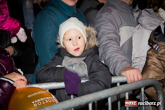 Zdjęcie w galerii na portalu naszraciborz.pl: Mikołaj ze strażakami na raciborskim rynku wiadomości z regionu