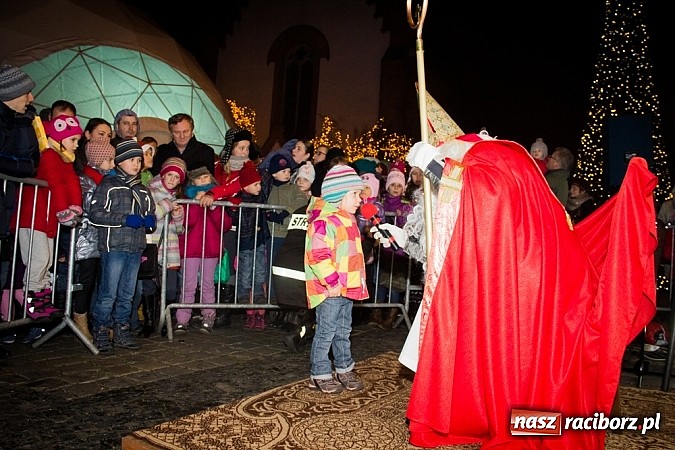 Zdjęcie w galerii na portalu naszraciborz.pl: Mikołaj ze strażakami na raciborskim rynku wiadomości z regionu