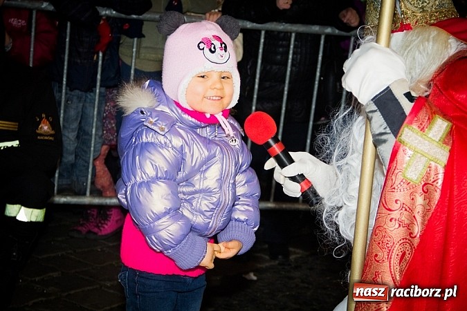 Zdjęcie w galerii na portalu naszraciborz.pl: Mikołaj ze strażakami na raciborskim rynku wiadomości z regionu