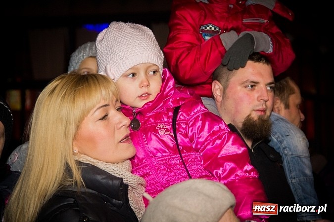 Zdjęcie w galerii na portalu naszraciborz.pl: Mikołaj ze strażakami na raciborskim rynku wiadomości z regionu