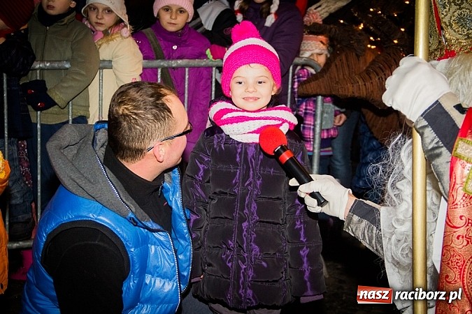 Zdjęcie w galerii na portalu naszraciborz.pl: Mikołaj ze strażakami na raciborskim rynku wiadomości z regionu