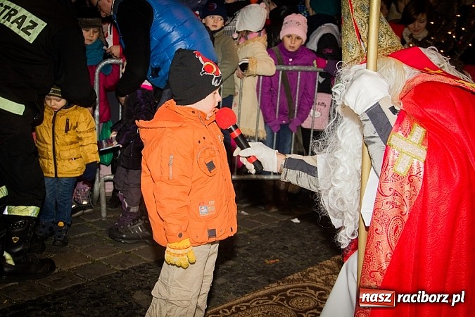 Zdjęcie w galerii na portalu naszraciborz.pl: Mikołaj ze strażakami na raciborskim rynku wiadomości z regionu