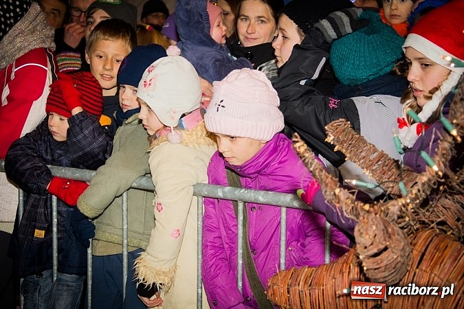 Zdjęcie w galerii na portalu naszraciborz.pl: Mikołaj ze strażakami na raciborskim rynku wiadomości z regionu