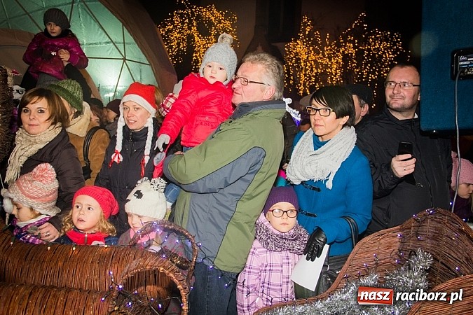 Zdjęcie w galerii na portalu naszraciborz.pl: Mikołaj ze strażakami na raciborskim rynku wiadomości z regionu