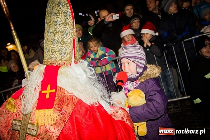 Zdjęcie w galerii na portalu naszraciborz.pl: Mikołaj ze strażakami na raciborskim rynku wiadomości z regionu