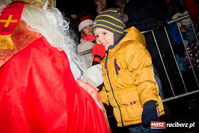 Zdjęcie w galerii na portalu naszraciborz.pl: Mikołaj ze strażakami na raciborskim rynku wiadomości z regionu