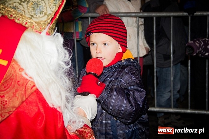 Zdjęcie w galerii na portalu naszraciborz.pl: Mikołaj ze strażakami na raciborskim rynku wiadomości z regionu