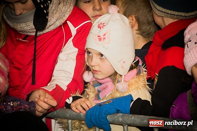 Zdjęcie w galerii na portalu naszraciborz.pl: Mikołaj ze strażakami na raciborskim rynku wiadomości z regionu