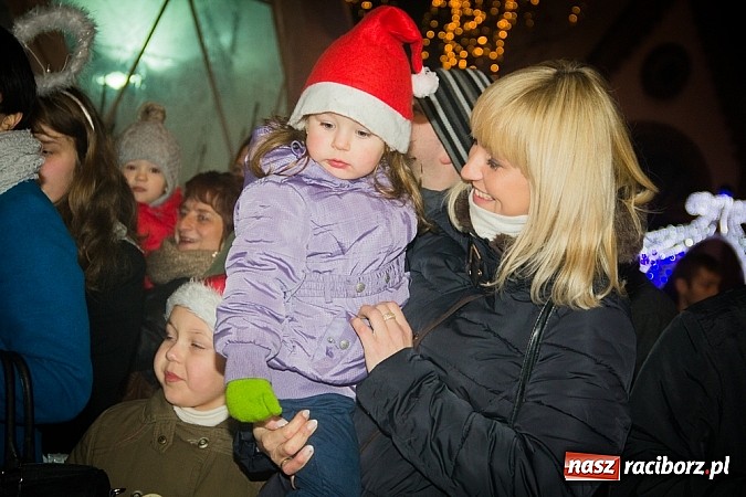 Zdjęcie w galerii na portalu naszraciborz.pl: Mikołaj ze strażakami na raciborskim rynku wiadomości z regionu