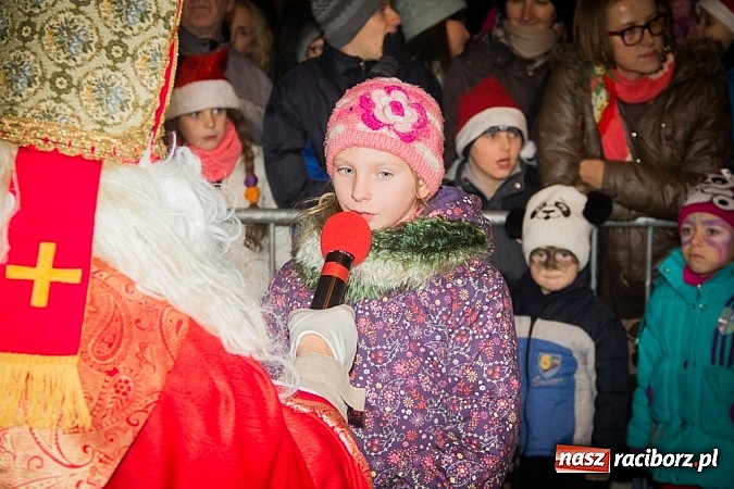 Zdjęcie w galerii na portalu naszraciborz.pl: Mikołaj ze strażakami na raciborskim rynku wiadomości z regionu