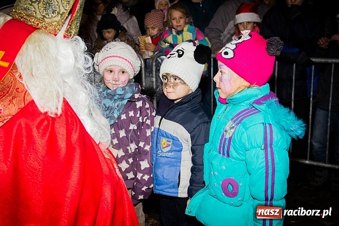 Zdjęcie w galerii na portalu naszraciborz.pl: Mikołaj ze strażakami na raciborskim rynku wiadomości z regionu