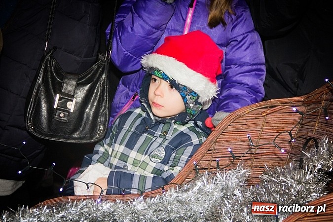 Zdjęcie w galerii na portalu naszraciborz.pl: Mikołaj ze strażakami na raciborskim rynku wiadomości z regionu