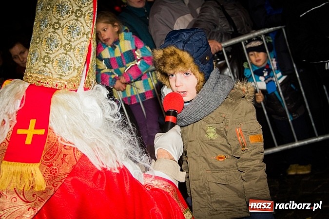 Zdjęcie w galerii na portalu naszraciborz.pl: Mikołaj ze strażakami na raciborskim rynku wiadomości z regionu