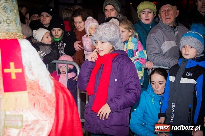 Zdjęcie w galerii na portalu naszraciborz.pl: Mikołaj ze strażakami na raciborskim rynku wiadomości z regionu