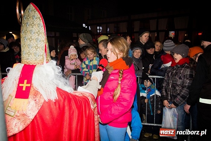 Zdjęcie w galerii na portalu naszraciborz.pl: Mikołaj ze strażakami na raciborskim rynku wiadomości z regionu