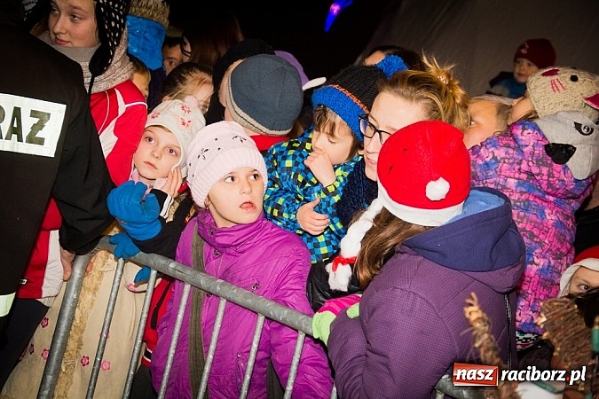 Zdjęcie w galerii na portalu naszraciborz.pl: Mikołaj ze strażakami na raciborskim rynku wiadomości z regionu