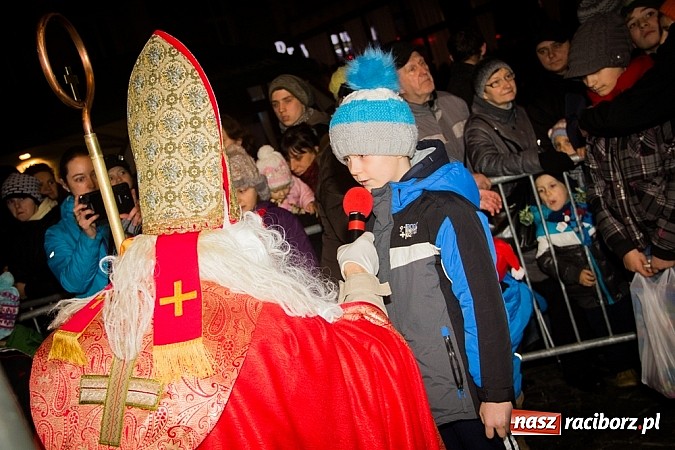 Zdjęcie w galerii na portalu naszraciborz.pl: Mikołaj ze strażakami na raciborskim rynku wiadomości z regionu