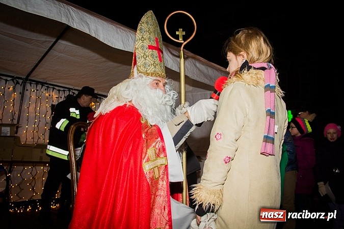 Zdjęcie w galerii na portalu naszraciborz.pl: Mikołaj ze strażakami na raciborskim rynku wiadomości z regionu