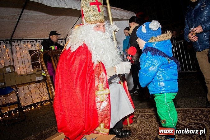 Zdjęcie w galerii na portalu naszraciborz.pl: Mikołaj ze strażakami na raciborskim rynku wiadomości z regionu