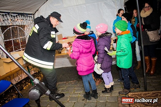Zdjęcie w galerii na portalu naszraciborz.pl: Mikołaj ze strażakami na raciborskim rynku wiadomości z regionu