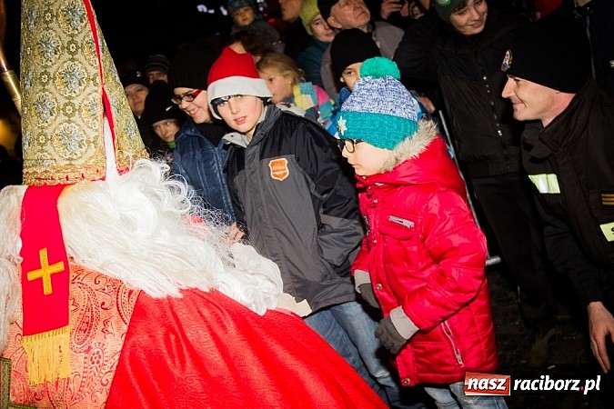 Zdjęcie w galerii na portalu naszraciborz.pl: Mikołaj ze strażakami na raciborskim rynku wiadomości z regionu