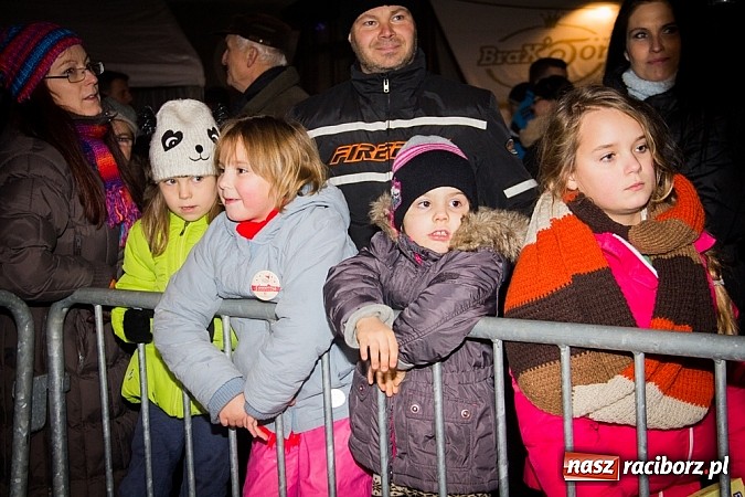 Zdjęcie w galerii na portalu naszraciborz.pl: Mikołaj ze strażakami na raciborskim rynku wiadomości z regionu