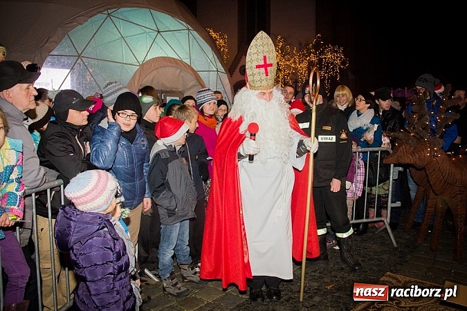 Zdjęcie w galerii na portalu naszraciborz.pl: Mikołaj ze strażakami na raciborskim rynku wiadomości z regionu