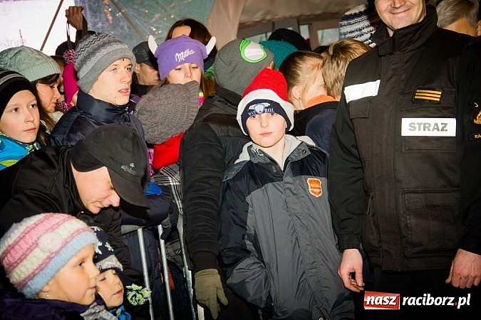 Zdjęcie w galerii na portalu naszraciborz.pl: Mikołaj ze strażakami na raciborskim rynku wiadomości z regionu